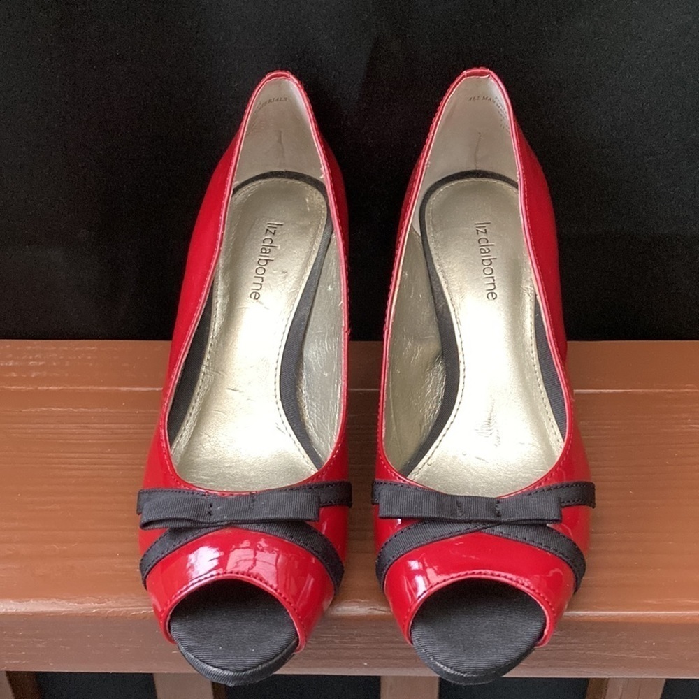 Liz Claiborne vegan leather red open toe with black bow on toes, Size 7.5 - Picture 4 of 7